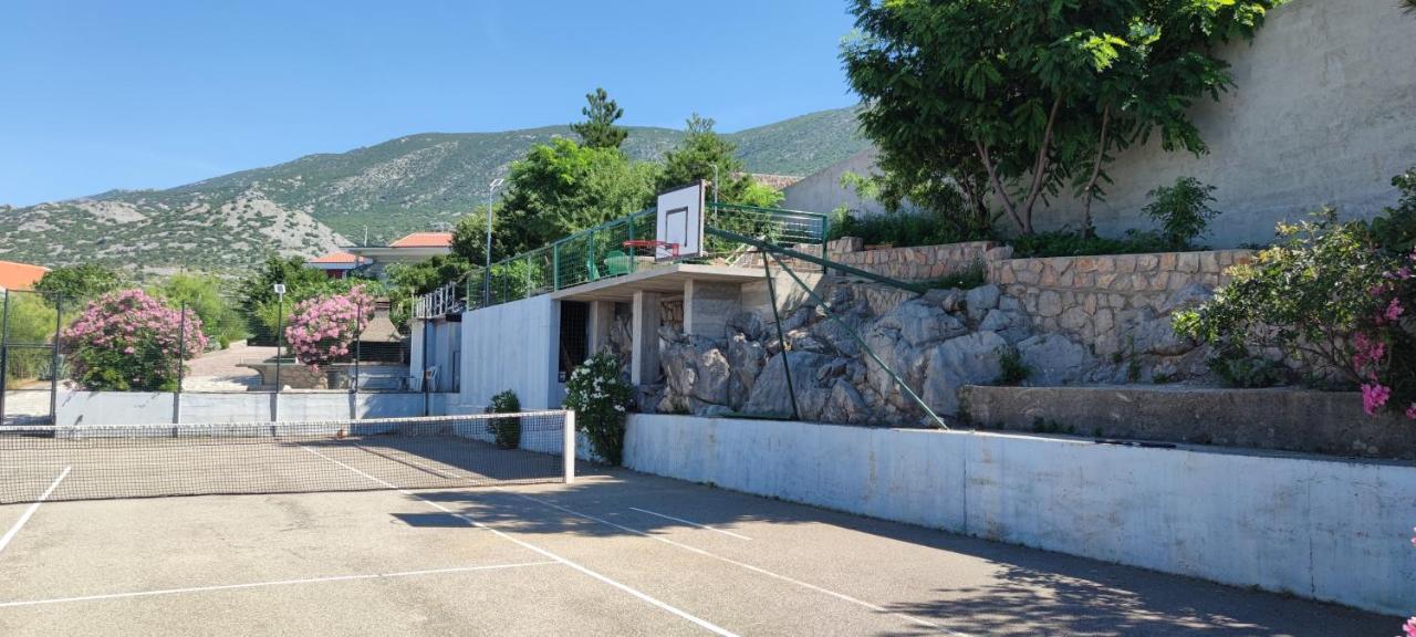 Resort Haus Toma Cesarica Buitenkant foto